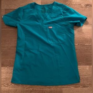 Beautiful FIGS scrub set in a turquoise blue! Size XS